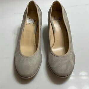 Amalfi by Rangoni Beige Suede trim Comfort Heel Shoes Italy Womans